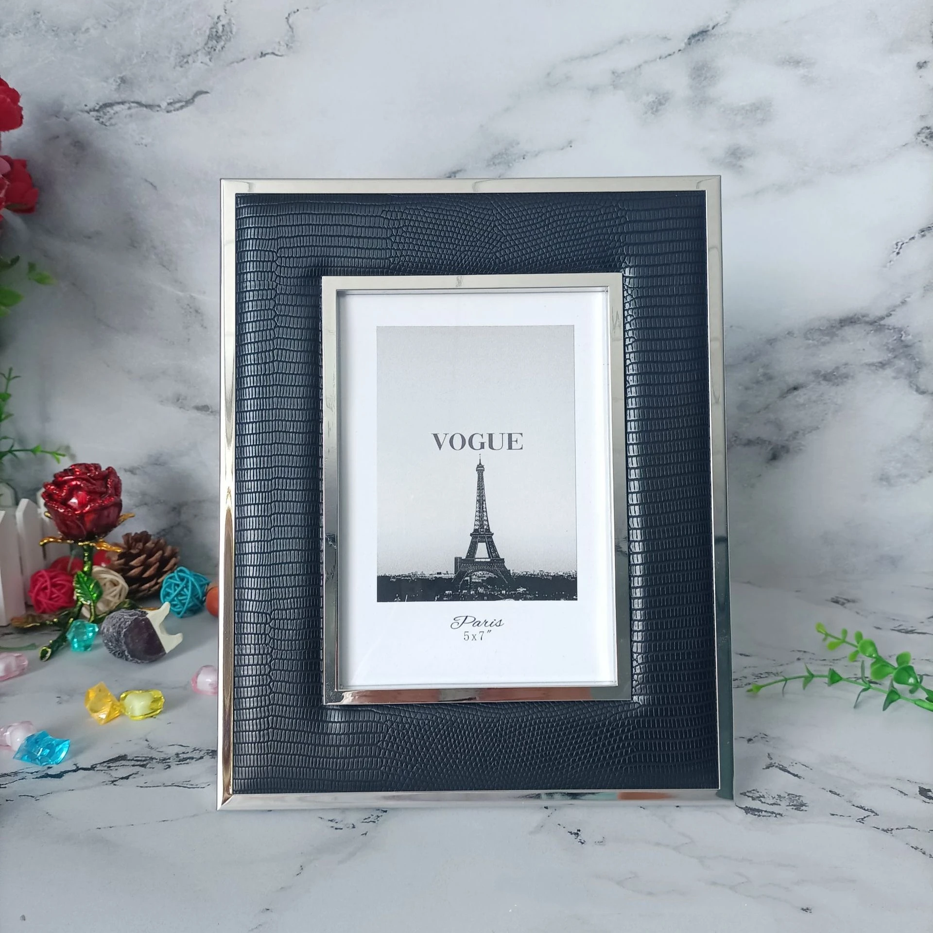 

Фоторамка LANGYAS BAISHA черно-белая кожано-металлическая 6/7 дюймов