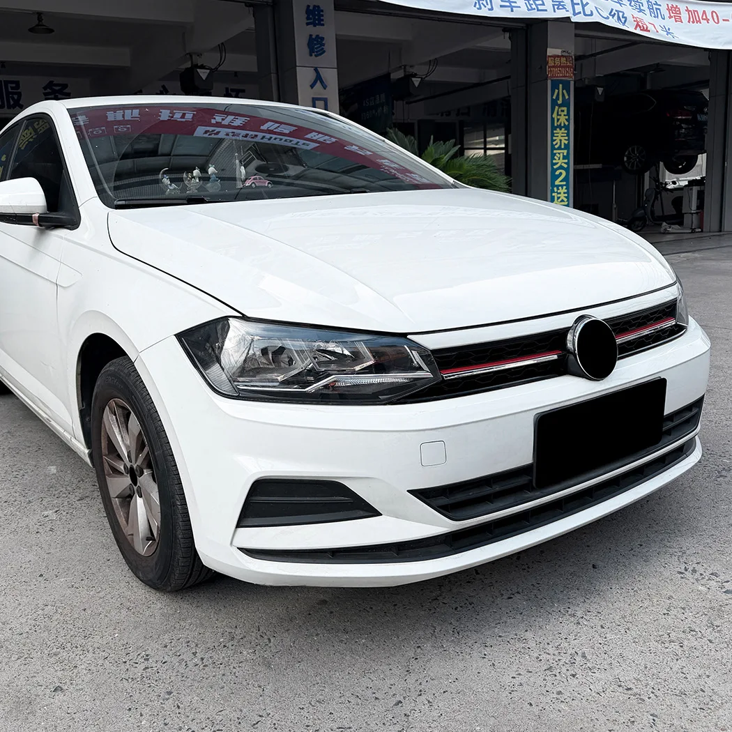 Фото Центральная решетка переднего бампера в стиле GTI для Volkswagen Polo MK6 2018-2021, верхняя решетка сотовой структуры, спортивные решетки переднего бампера. №3