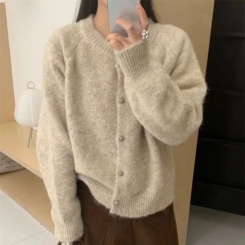 Уютный трикотажный кардиган с круглым вырезом и пуговицами свитер женская