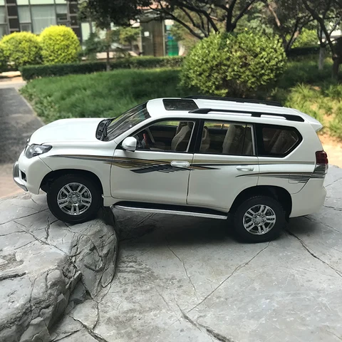 Металлическая модель Toyota Prado 1:18