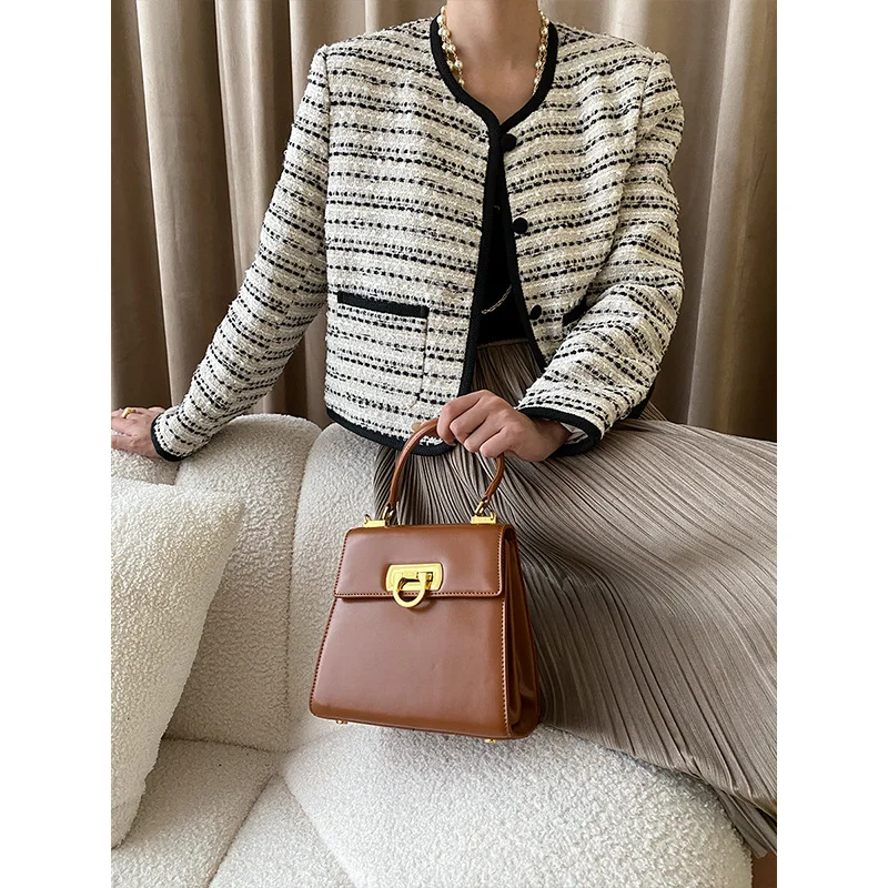 Рисунок 5 - Женское короткое пальто в контрастную полоску