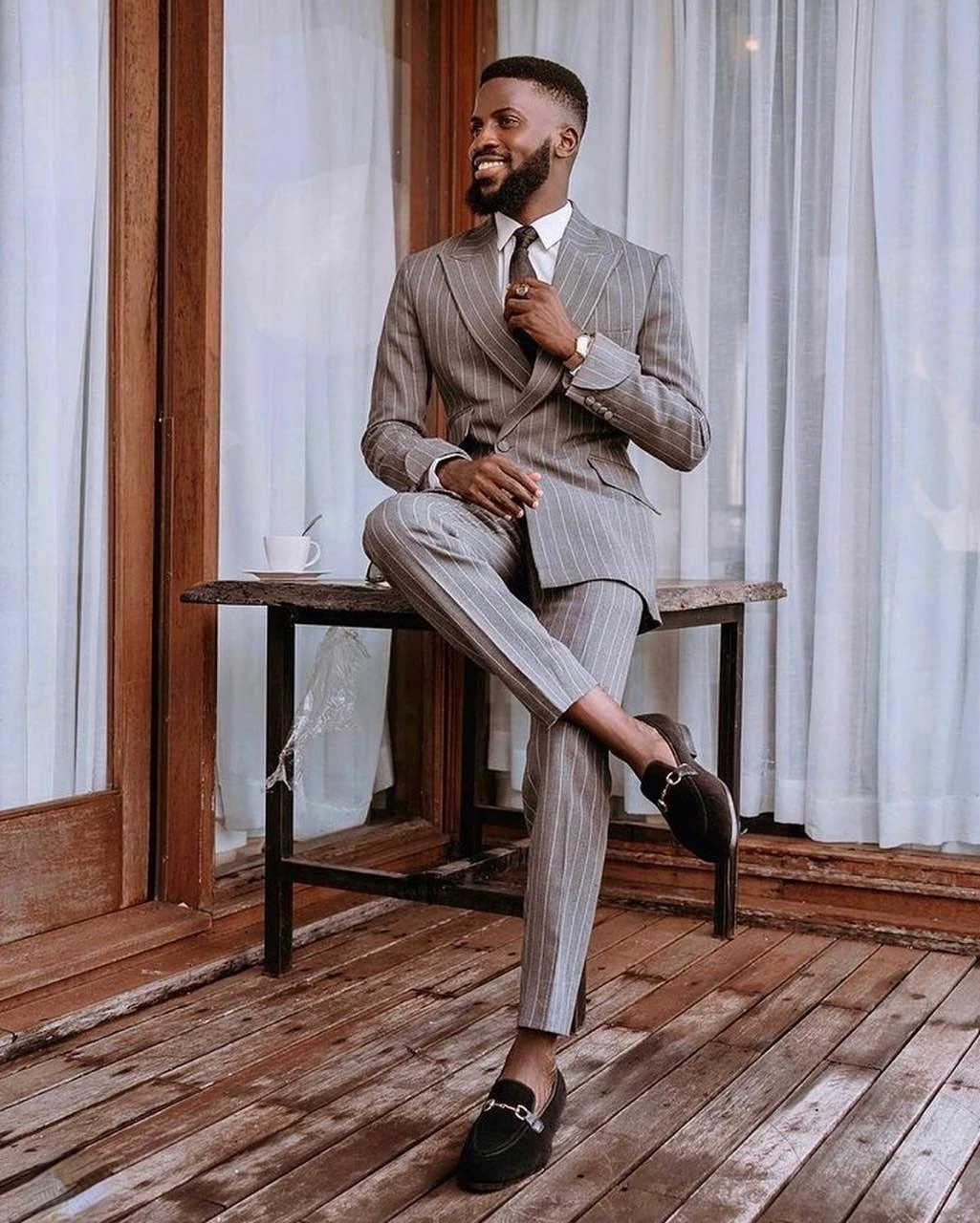 

Double Breasted Casual Grey Stripe Men Suit Peak Lapel Costume Homme Slim Fit 2 Pc Tuxedo Custom Groom Prom Suits Ternos Blazer