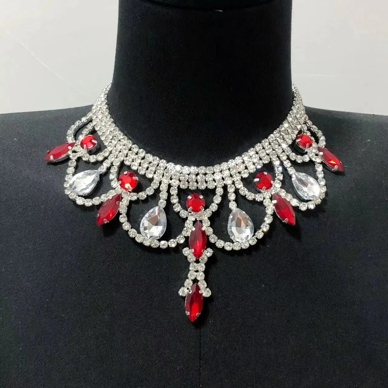 Fashion Luxury Sexy Red Large Crystal Pendant Necklace Bridal Wedding Dinner Dance Exquisite Rhinestone Necklace Jewelry Accesso