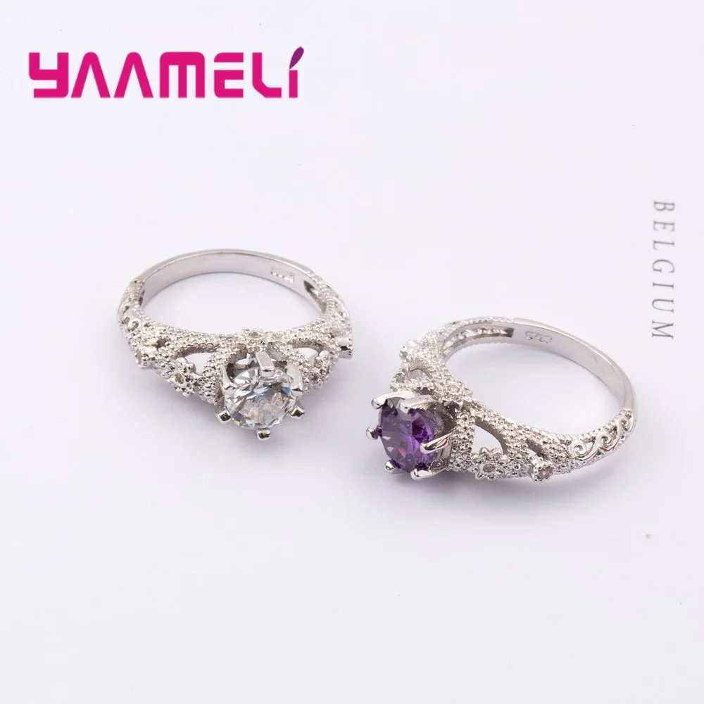 Женское кольцо с инкрустацией из фианита серебряное в виде цветка