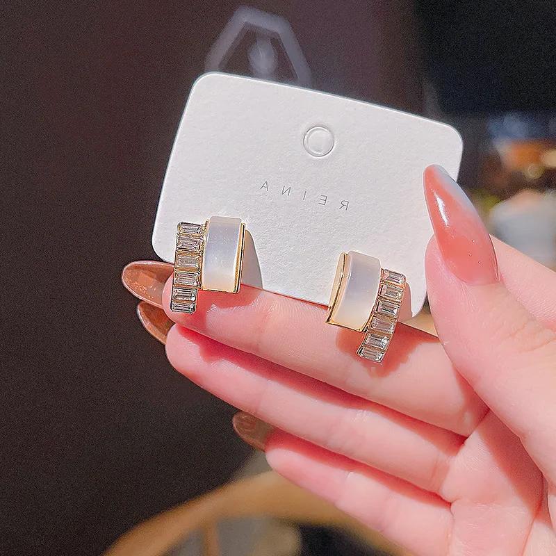 

S925 Silver Vibrato, Same Personality, Cat's Eye Stone, Earring, Female, Compact Design, Simple Temperament Tiktok Ear Earrings