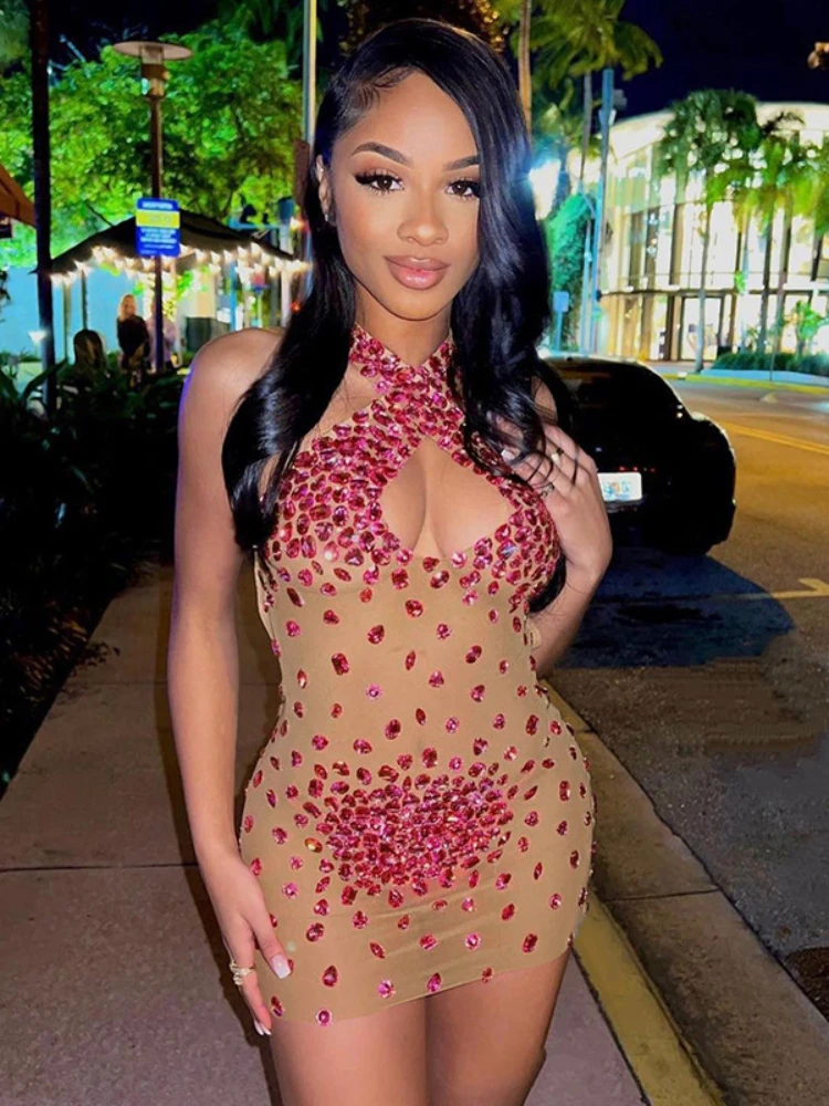 

Женское облегающее мини-платье с лямкой на шее, открытой спиной и стразами