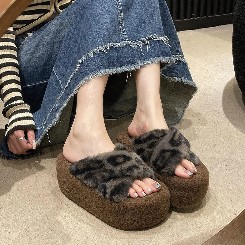 Домашние тапочки женская обувь на платформе шлепанцы модные меховые 2024