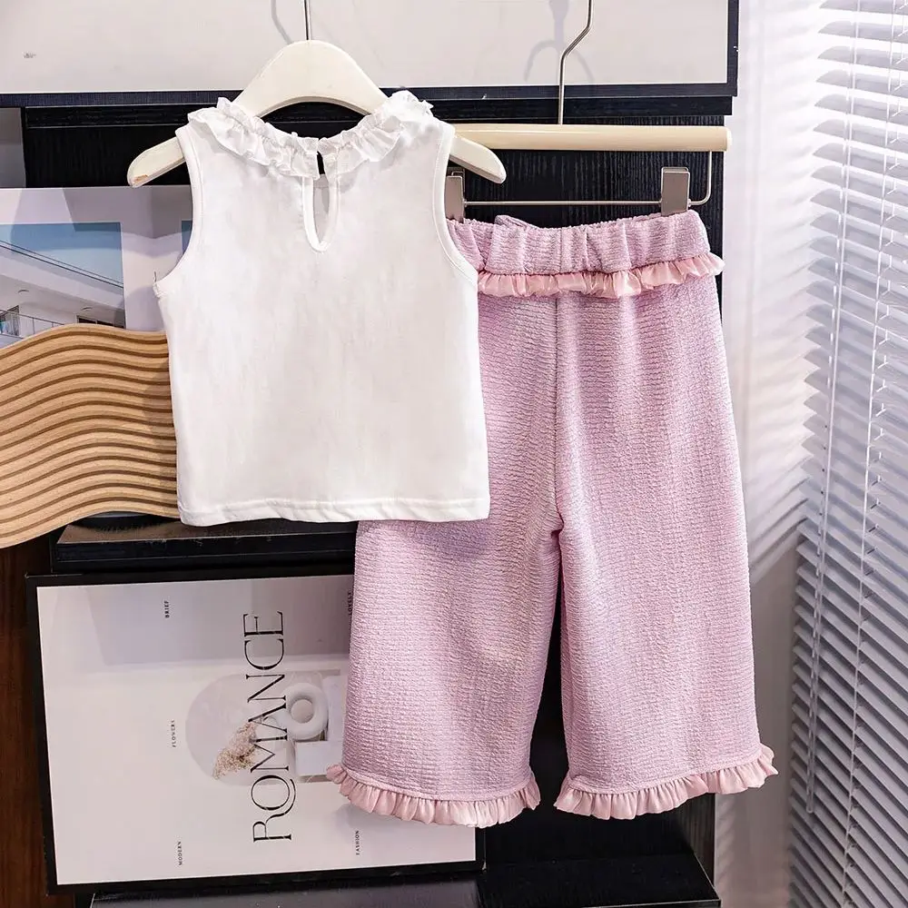 Футболка без рукавов и прямые брюки с цветочным принтом