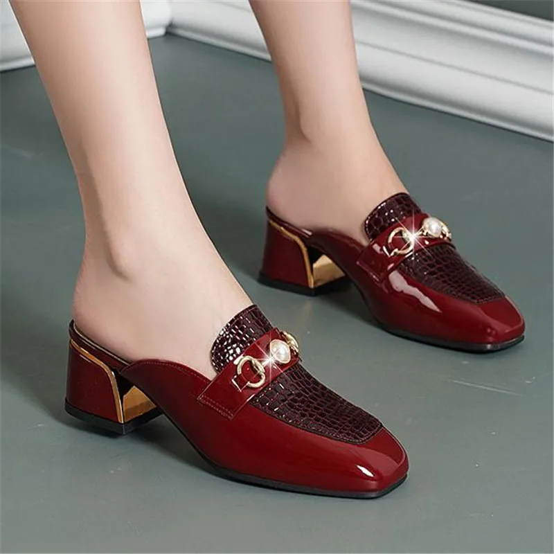 

Женские шлепанцы Baotou, с металлической цепочкой и квадратным носком, на толстом каблуке, в британском стиле, Офисная лакированная кожа, повседневная обувь, весна-лето