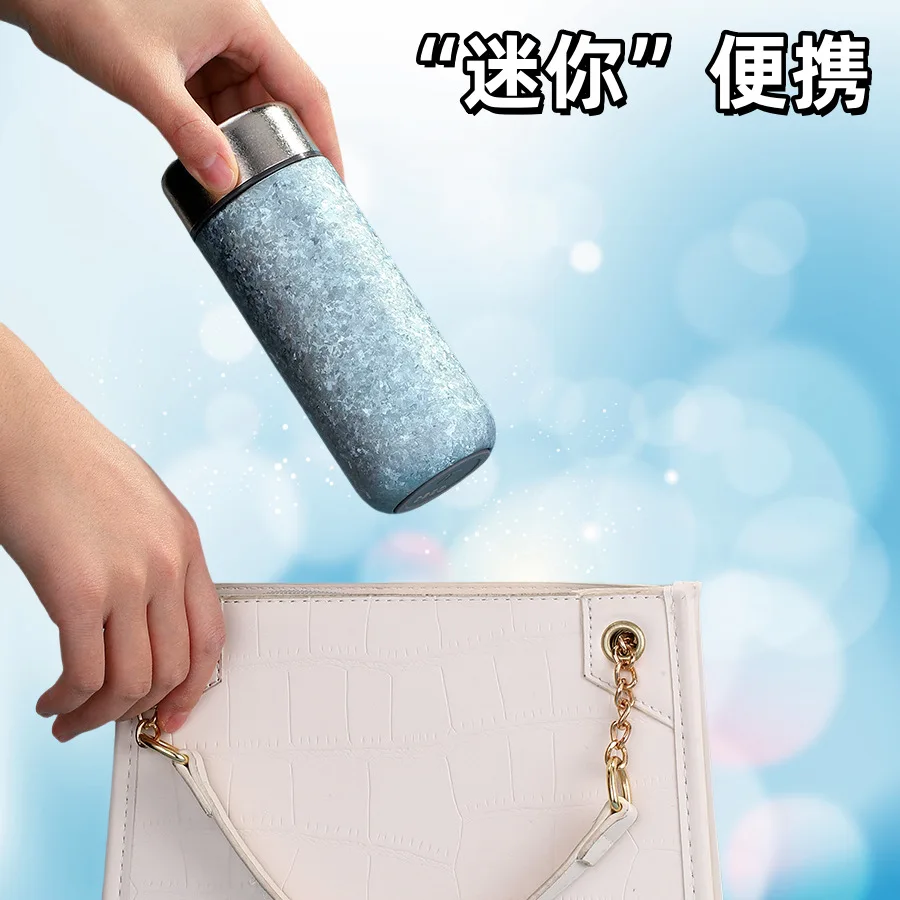 Чашка Изолированная из чистого титана чашка с кристаллами и бриллиантами