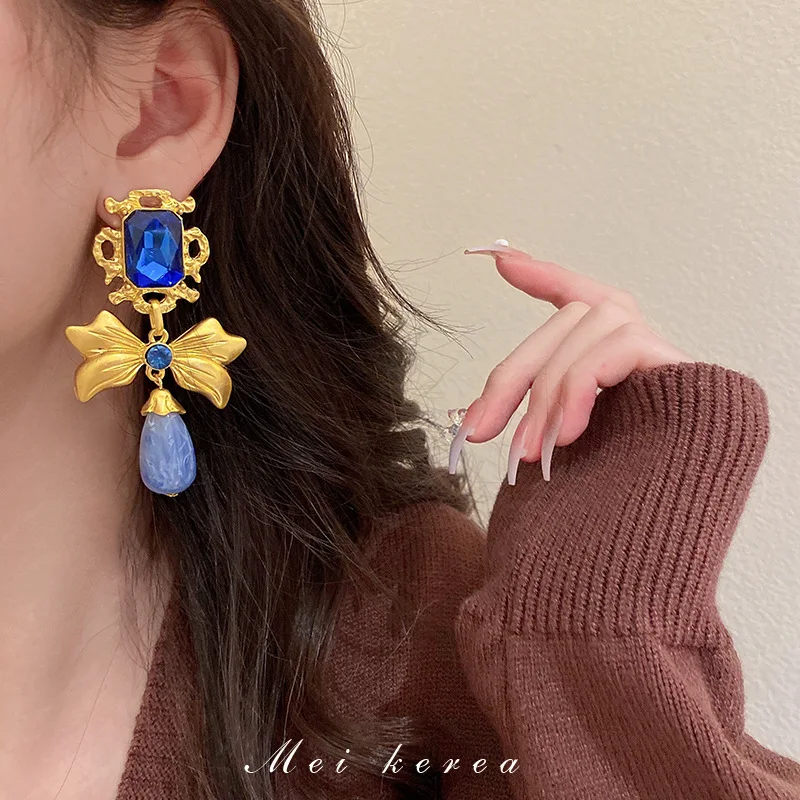 

Silver Needle Middle Ancient Diamond Set Geometric Bow Water Drop Earrings Niche Retro High-end Ear Studs Unique Design