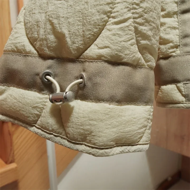 Женская стеганая куртка с высоким воротником и карманами на завязках