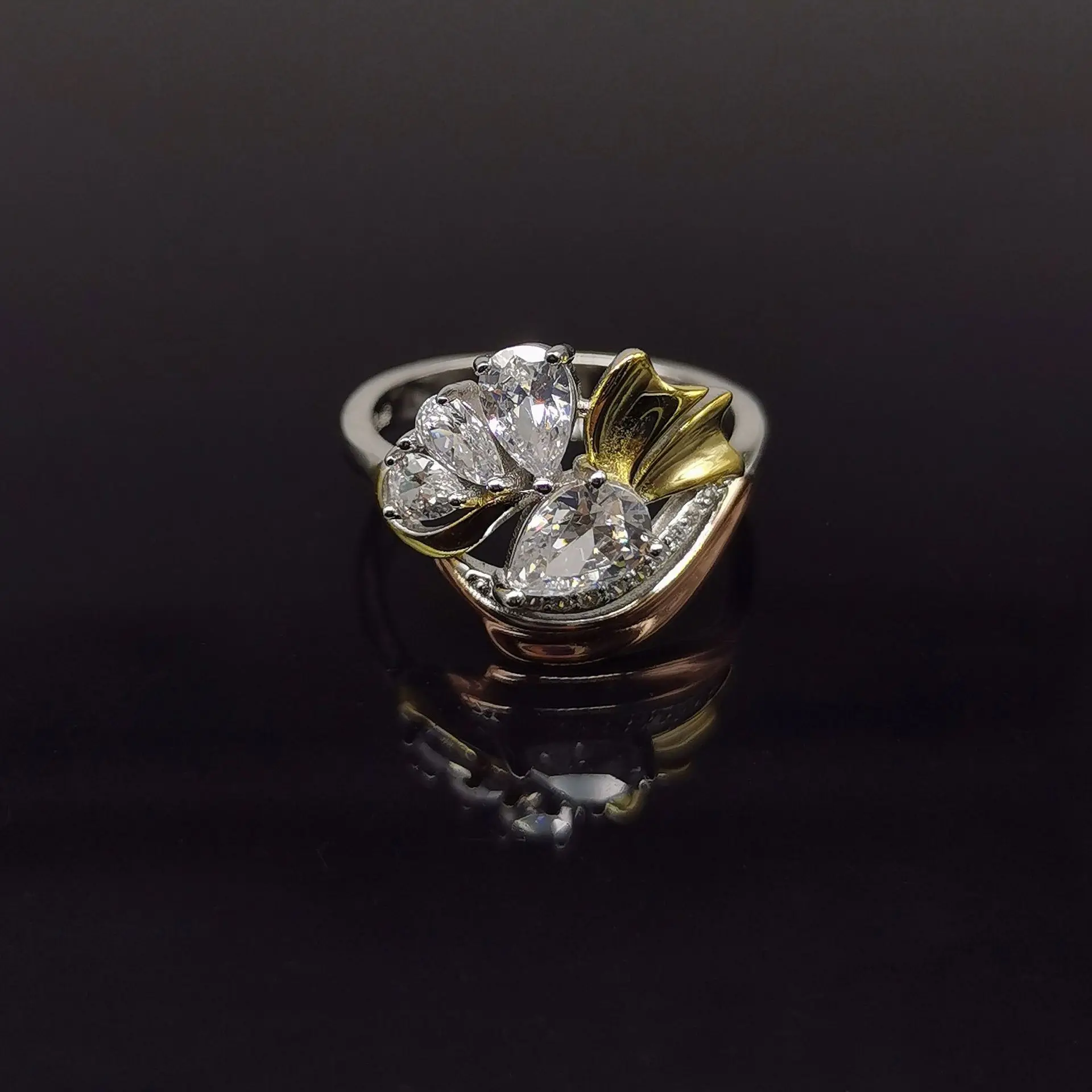 

New S925 Silver European and American Fashion Water Drop Zircon Flower Ring with Male and Female Color Separation Ring Handpiece