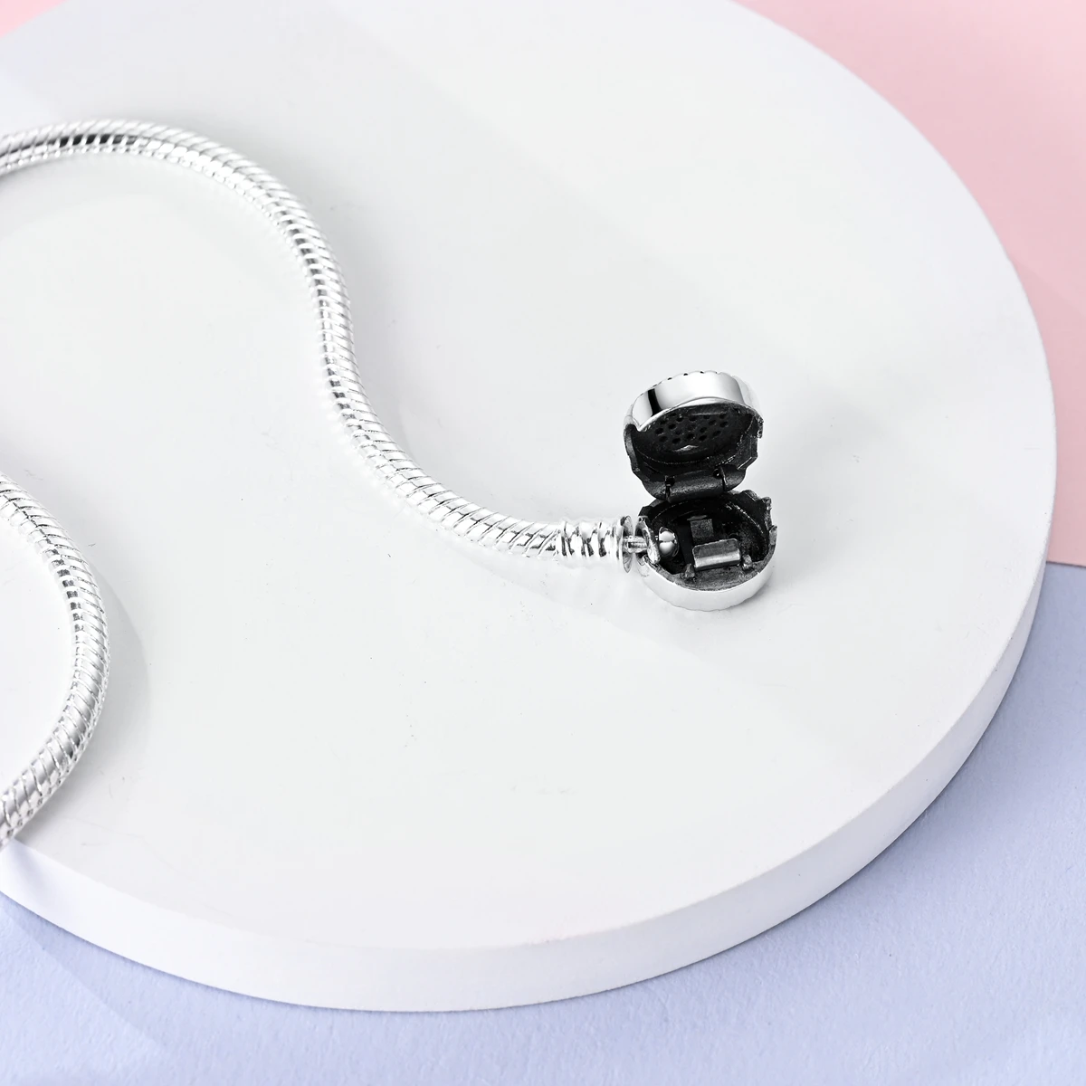 Браслет-цепочка женский посеребренный с застежкой-сердечком