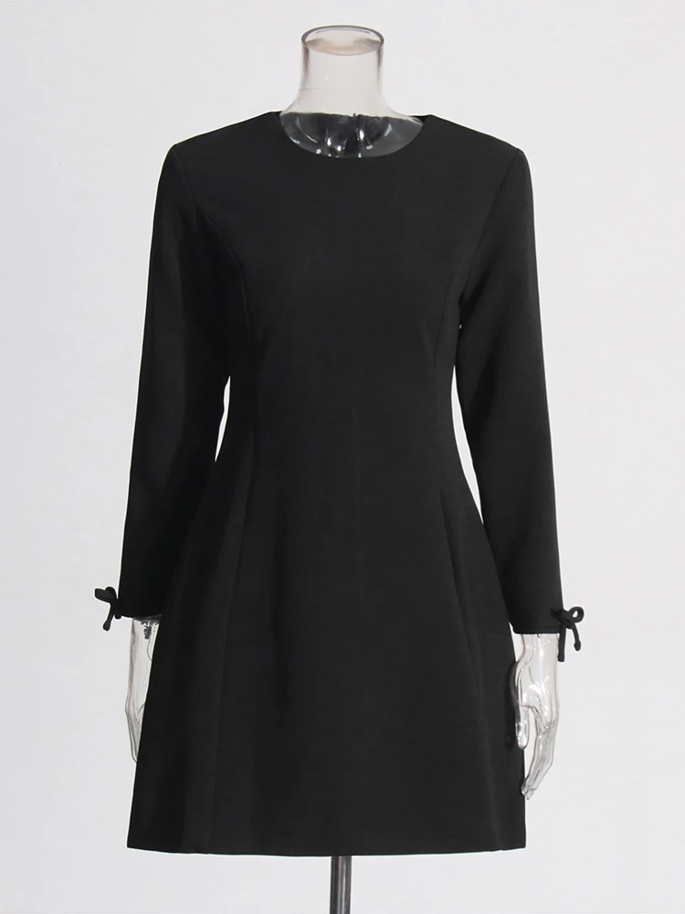 Женское однотонное платье с бантом TWOTWINSTYLE