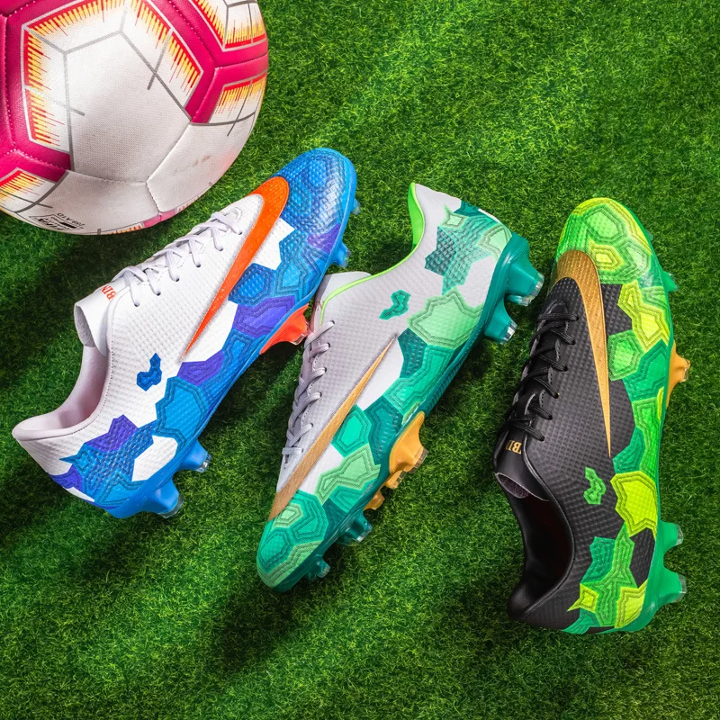 

Спортивная обувь, пара студентов, футбольный мяч, сломанные шипы, трава, тренировочная Спортивная Мужская молодежная обувь для бега
