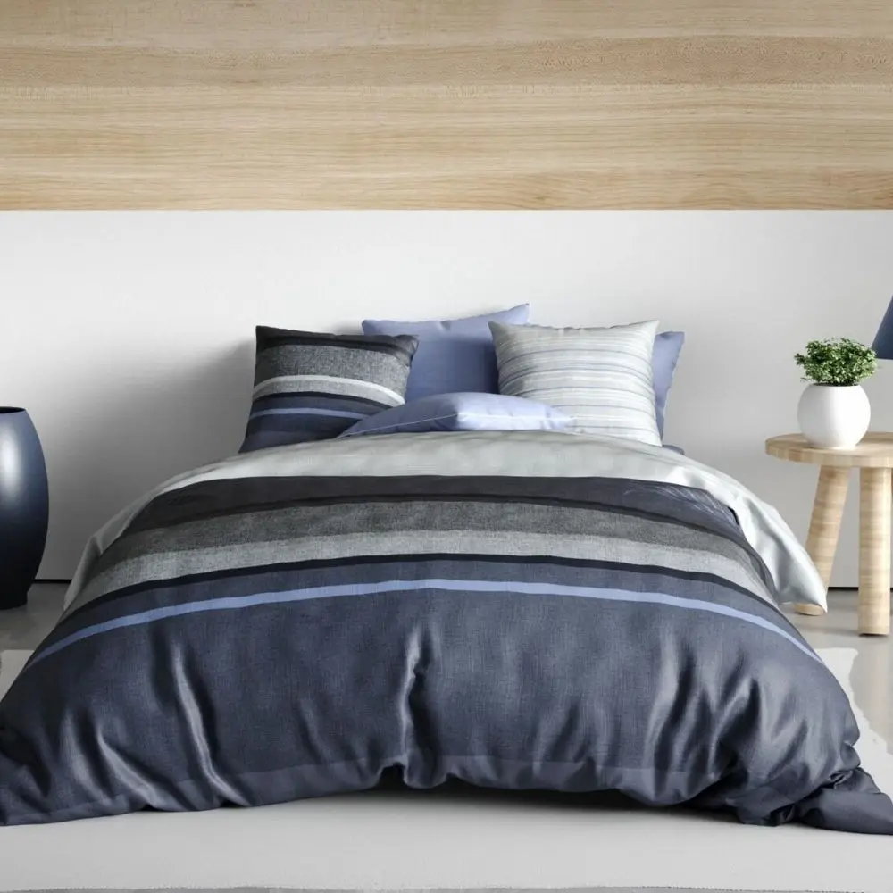 Пододеяльник 140. Пододеяльник 110х140. Постельное белье пип студио. Покрывало la redoute. The bedspread is hanging off the bed.