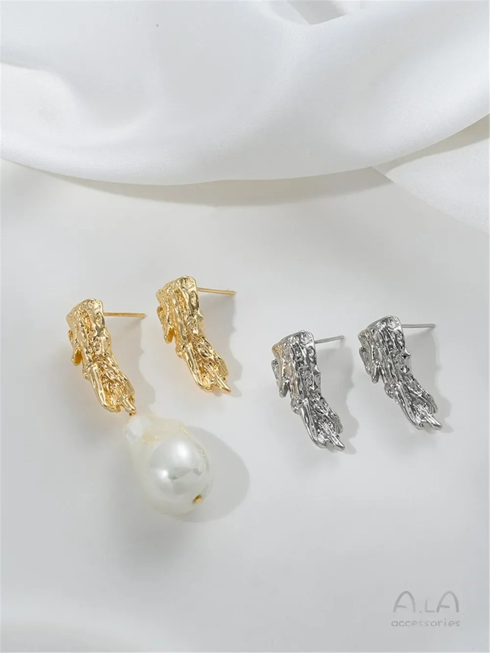 Лавовая колонна в форме пенька из 14-каратного золота с подвесными серьгами