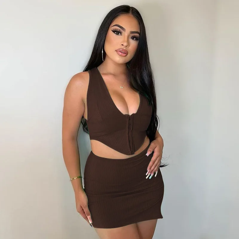 

Женский комплект из 2 предметов, однотонное платье в рубчик без рукавов, с V-образным вырезом, кроп-майка с металлической пряжкой + мини-юбка с...