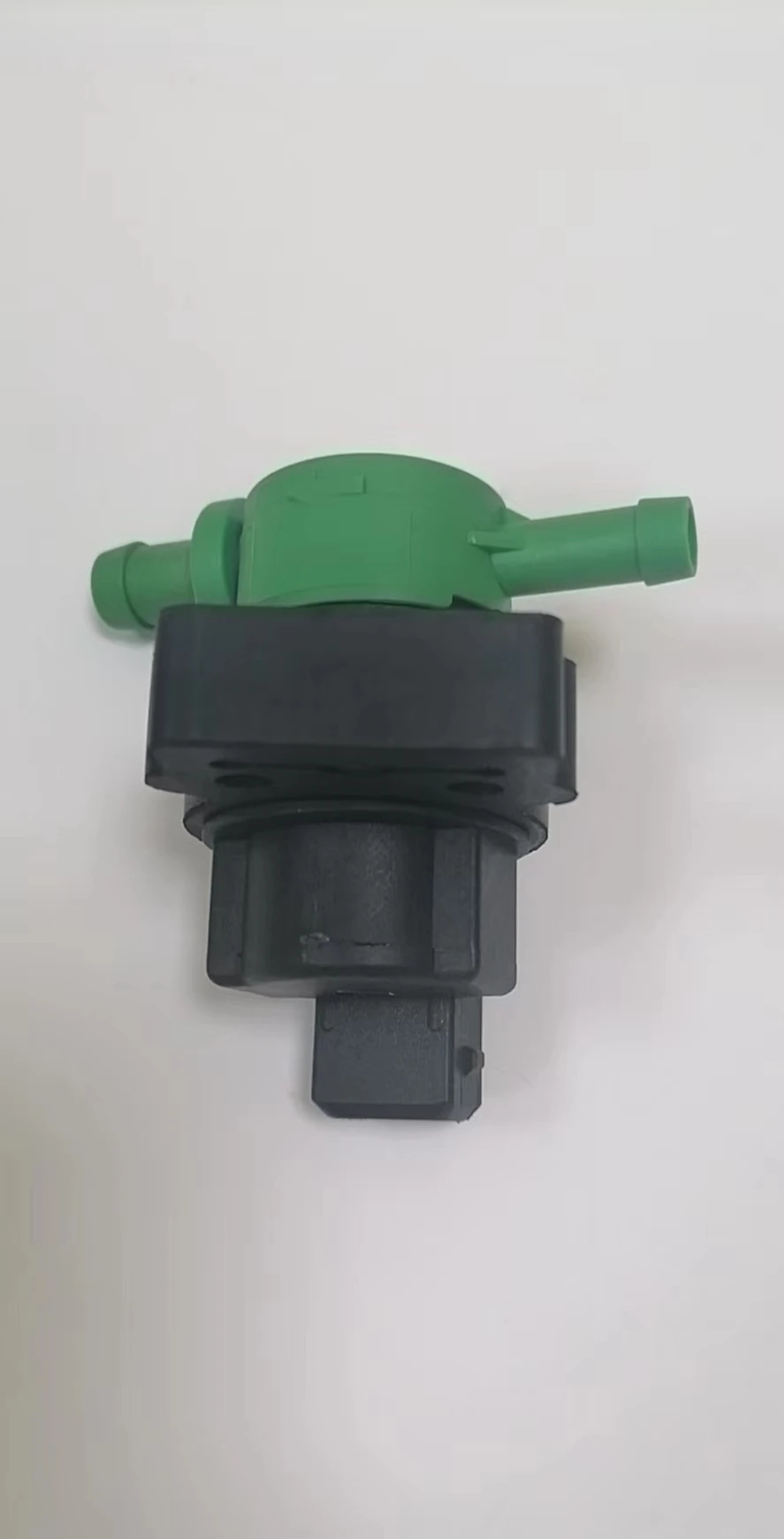 

Suitable for Benz carbon canister electromagnetic purification Purge valve W204/W203 C180 C200 C250 OEM;0004708793/0004706593