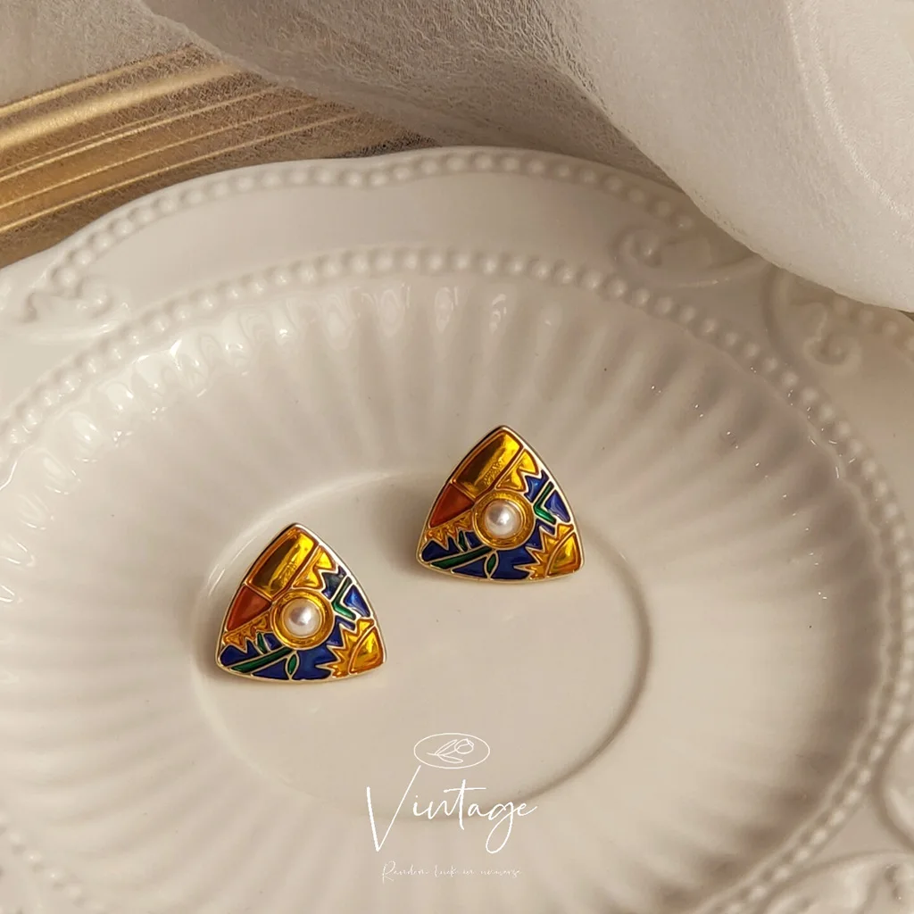 

2023 Senior Luxury Triangle Retro French Court Hollow Out Earrings For Women Korean Fashion Jewelry Design Personalized Earrings