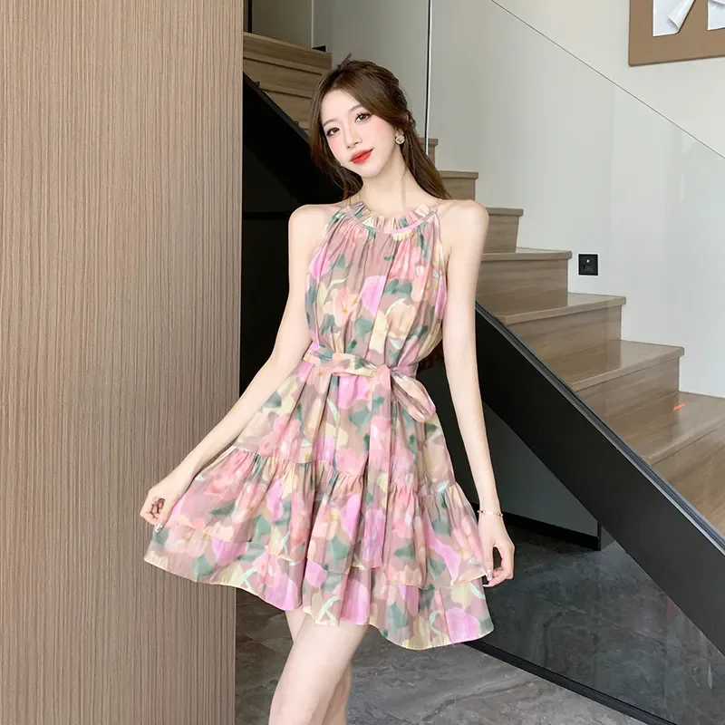 Летнее женское платье без рукавов с оборками на шнуровке и цветочным принтом для