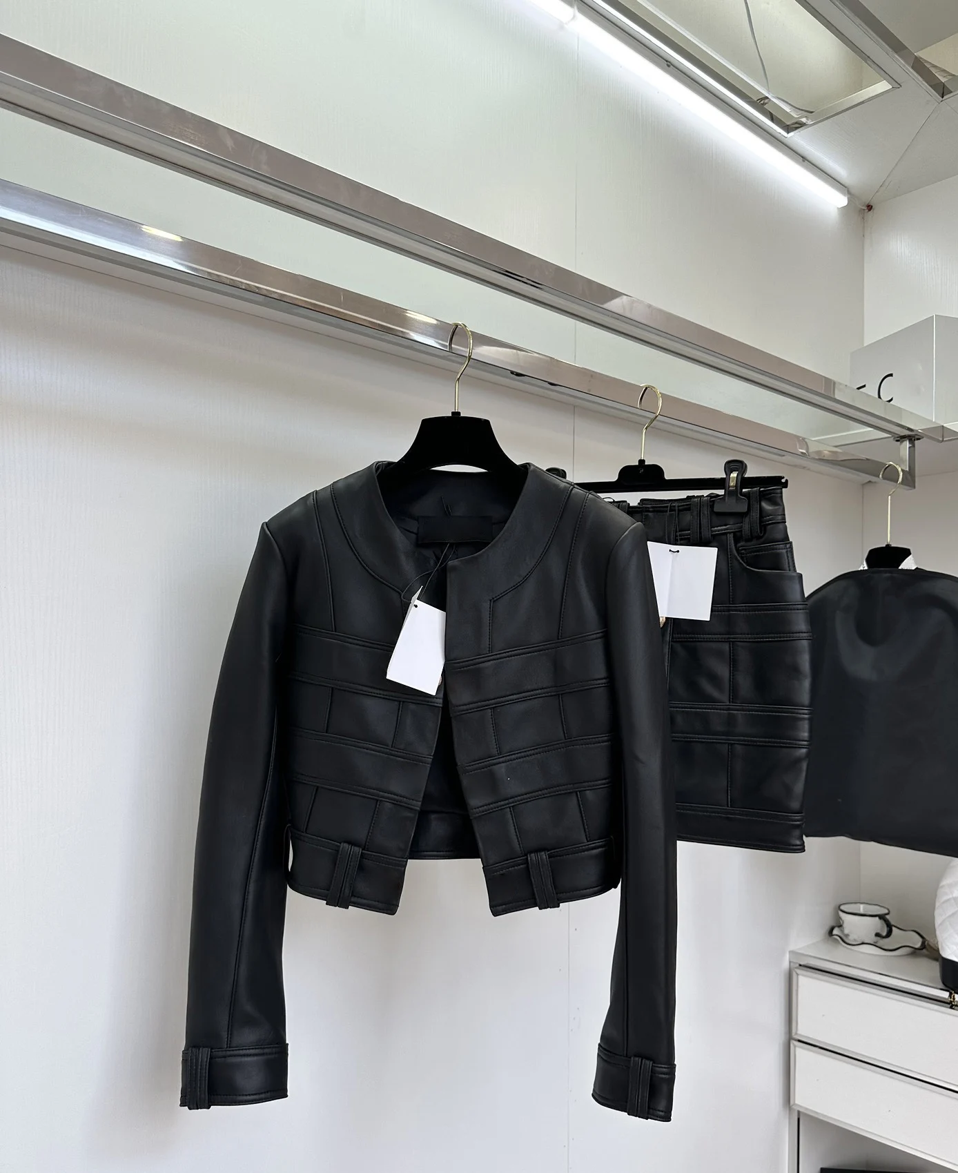 

Leather coat black suit, the main is this high-end atmosphere8.1