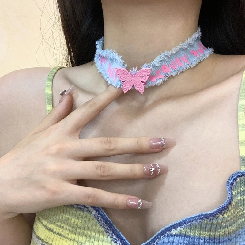 Привлекательное колье синего ковбойского цвета со сверкающей бабочкой в