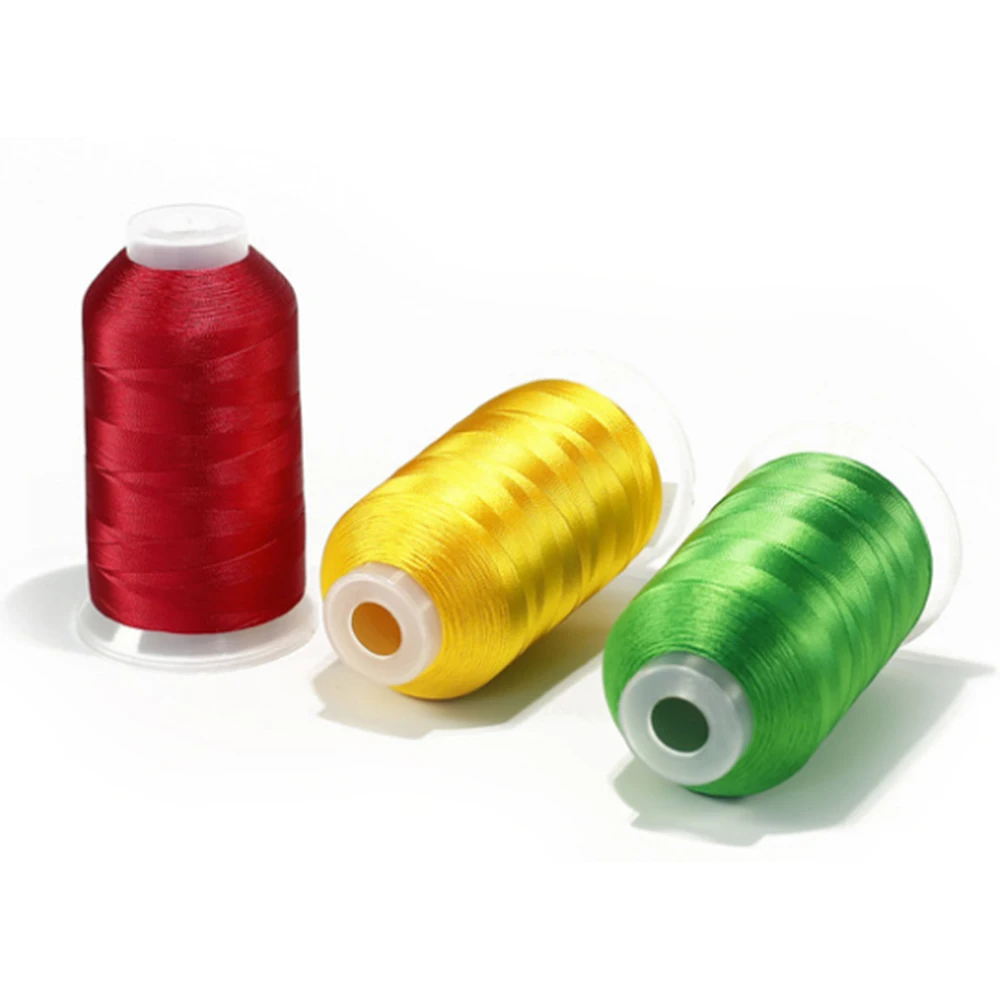 катушка швейных ниток. шпулька с нитками. нитки для машинки. разноцветные нитки. маленькие нитки.