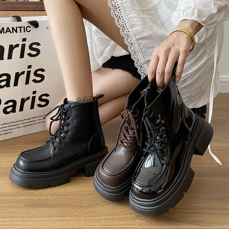 

Женские зимние ботинки на плоской подошве, женские низкие ботинки со шнуровкой и круглым носком, женские черные ботильоны 2023 на среднем каблуке, кожаные ботинки в Стиле Лолита из ПВХ для осени и зимы