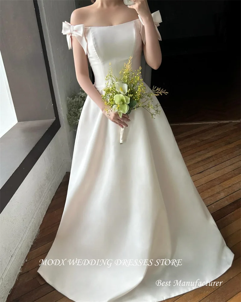 Платье свадебное атласное ТРАПЕЦИЕВИДНОЕ с открытыми плечами и бантом |