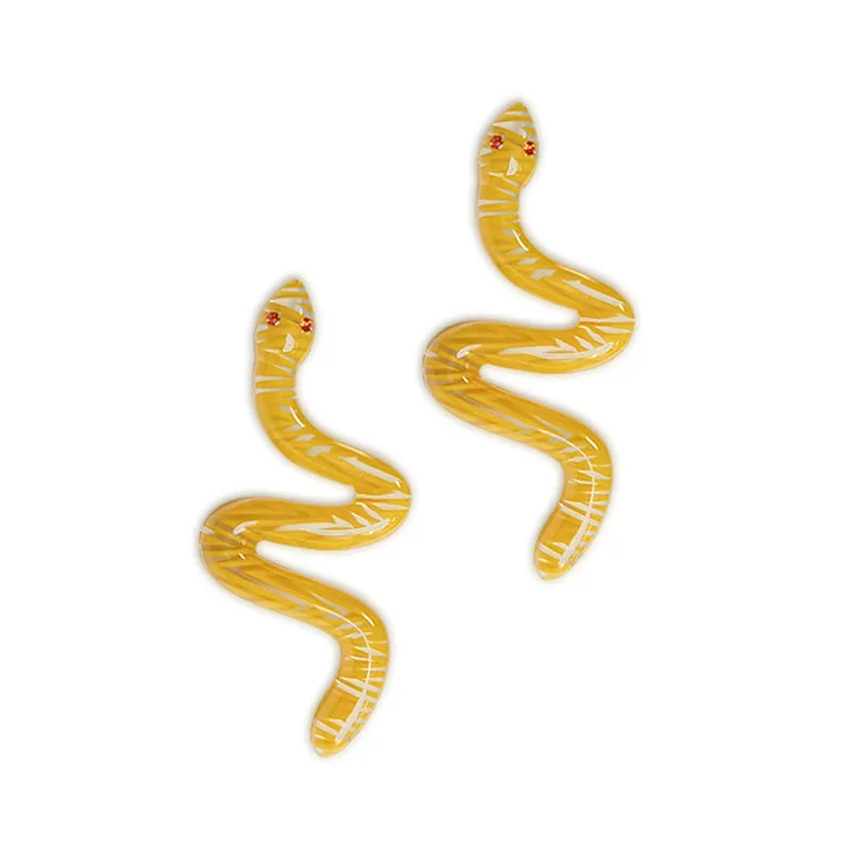 Женские серьги в стиле панк желтые и черные виде змеи с мелким резным рисунком
