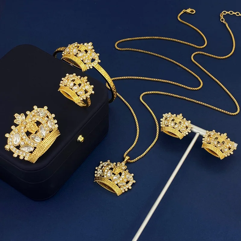 

European and American Fashion Crown Set Zircon Necklace