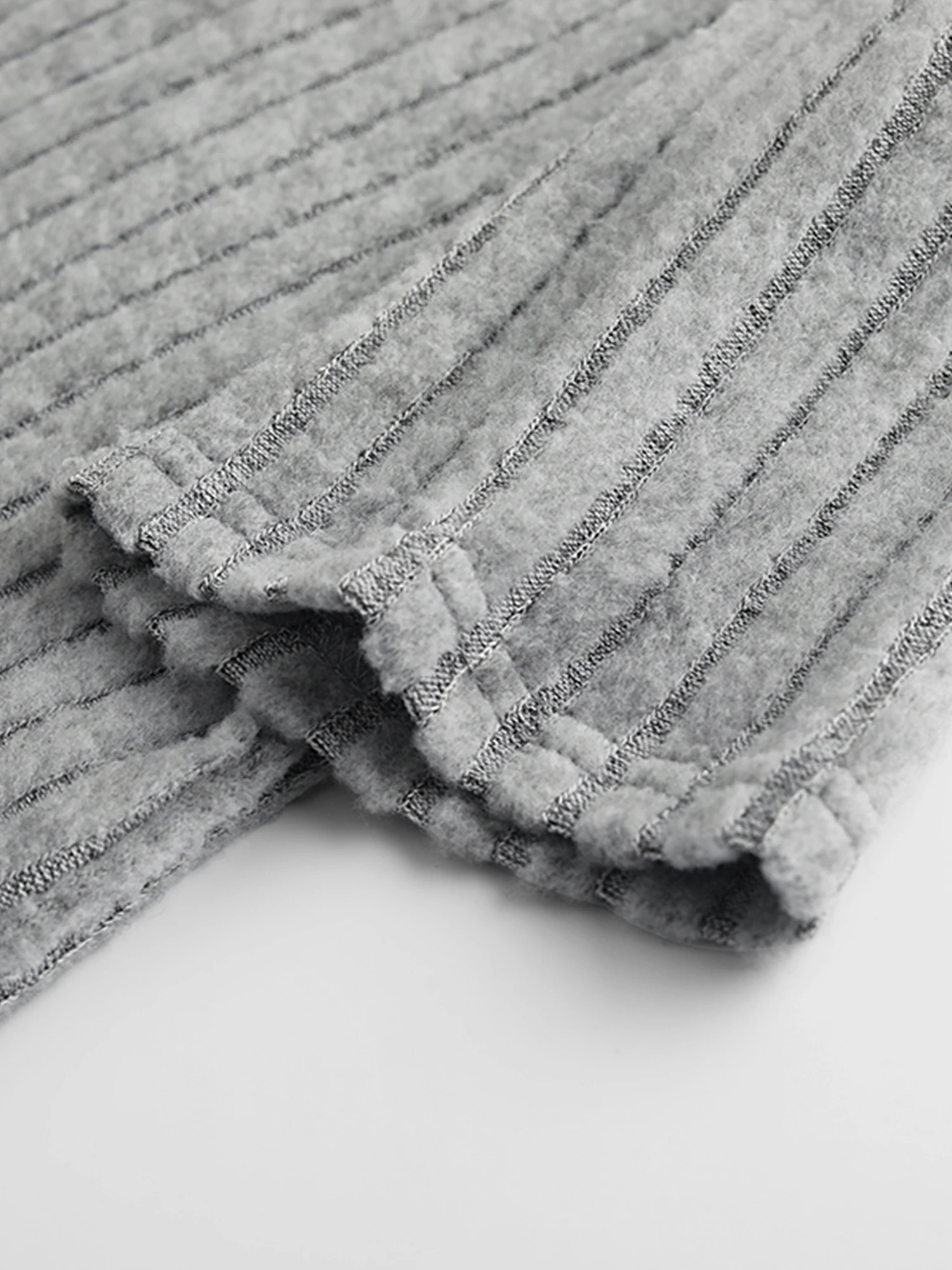 Серая нижняя рубашка для женщин осень и зима 2024 новый облегающий пуловер