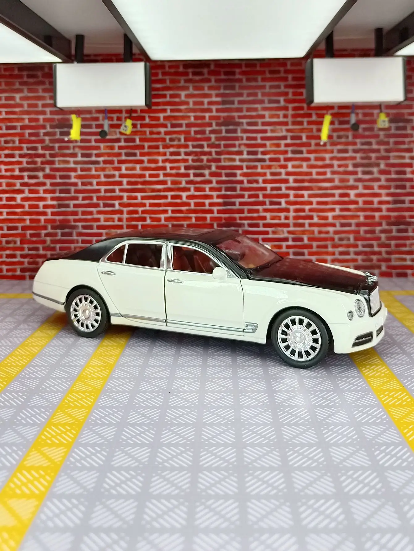 Фото Модель автомобиля Bentley Mulsanne из сплава, масштаб 1:24, двери и капот открываются, багажник можно открывать, богато детализирована, тонкая работа. №1