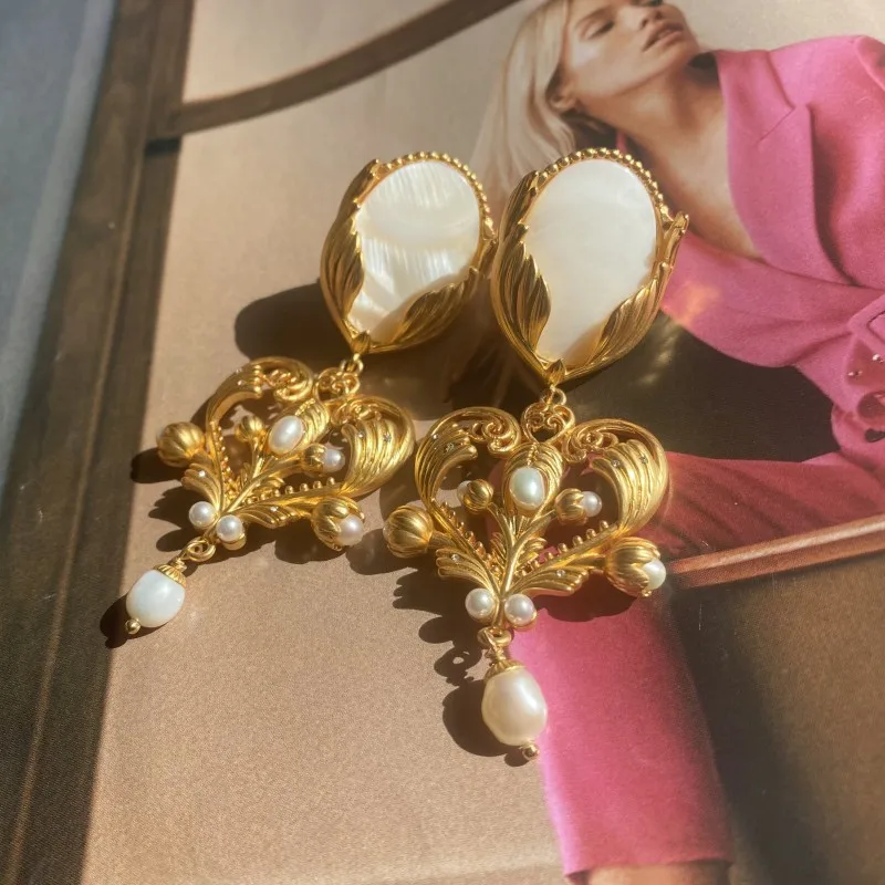 

antique elegant high-end exaggerated freshwater pearl phoenix tail flower large size golden ear clip Natural white shell jewelry