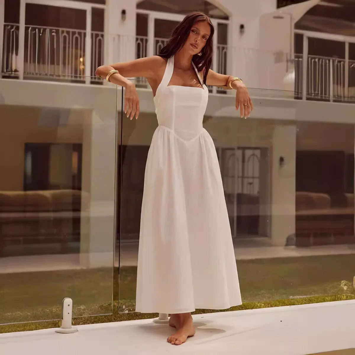 Женское платье без рукавов длинное с V-образным вырезом и открытой спиной