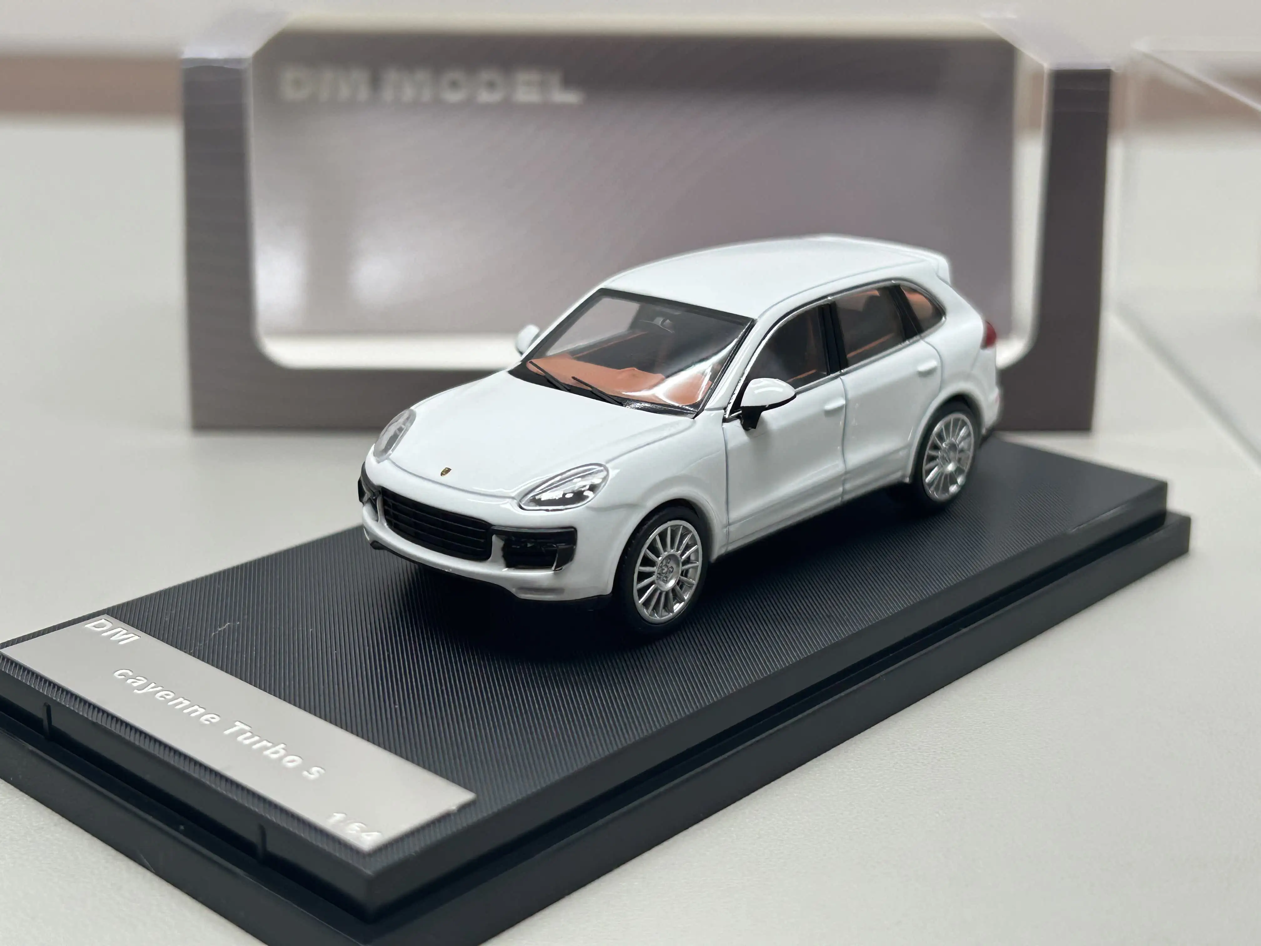 Фото Модель автомобиля Porsche Cayenne Turbo 2014 из литого металла, масштаб 1:64, DM MODEL №2