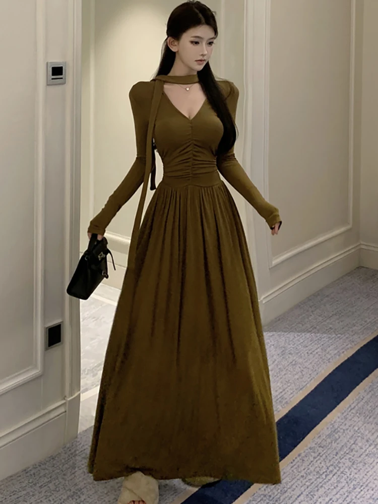 2024 Черное плиссированное сексуальное платье макси с длинным рукавом и v-образным