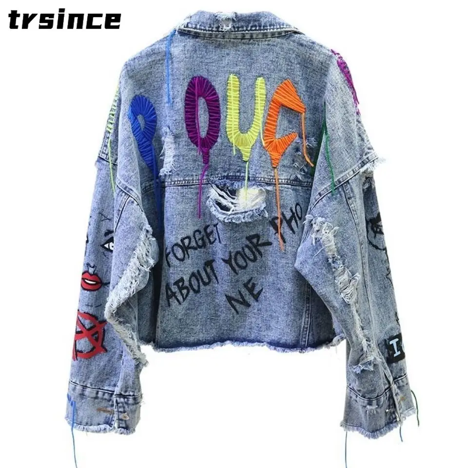 

Женская джинсовая короткая куртка с заклепками и бахромой