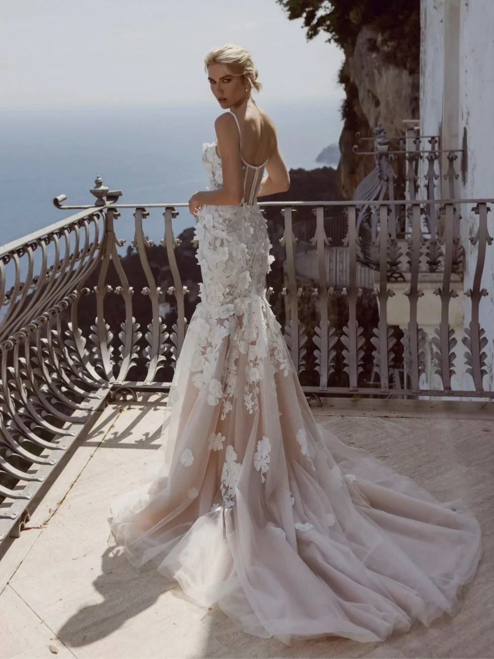 Элегантное свадебное платье на бретелях-спагетти классическое кружевное с