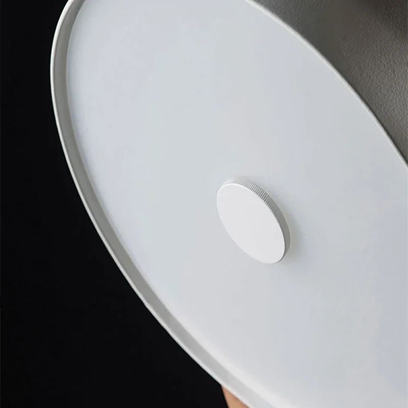 na sofę do salonu w stylu nordyckim. Lampa stołowa z czarnego orzecha. Kreatywny projektant. Lampka nocna sypialni