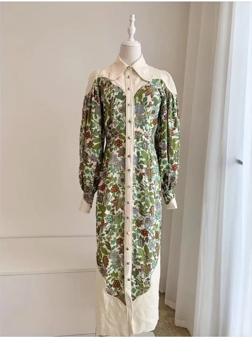 

Женское однобортное длинное платье-рубашка из 100% льна с цветочным принтом и отложным воротником