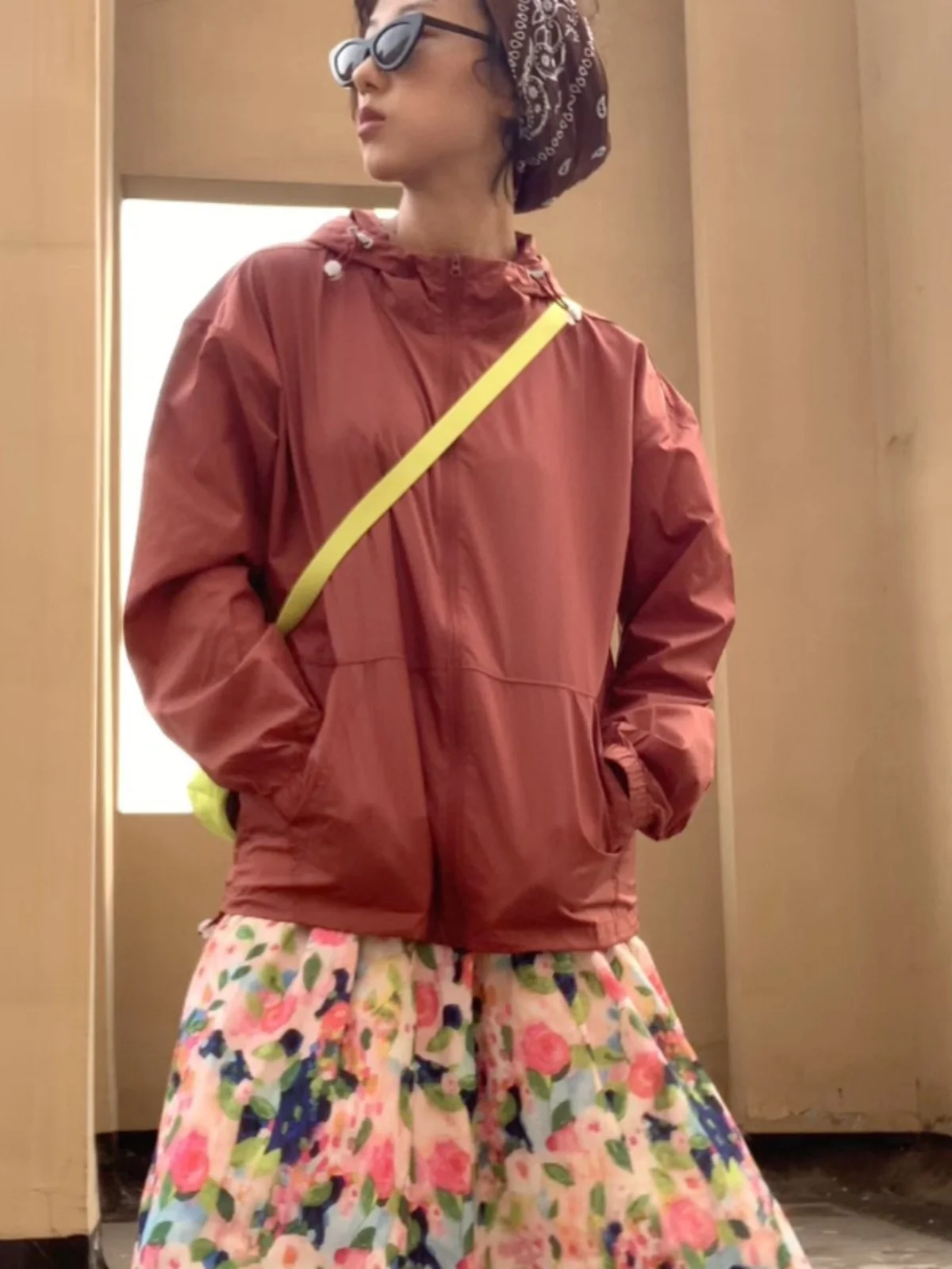 Функциональная легкая женская верхняя одежда с свободным капюшоном