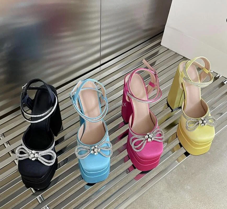 

Женские атласные туфли-лодочки, модельные туфли на платформе и высоком массивном каблуке, с квадратным носком, кристаллами и бантом-бабочко...