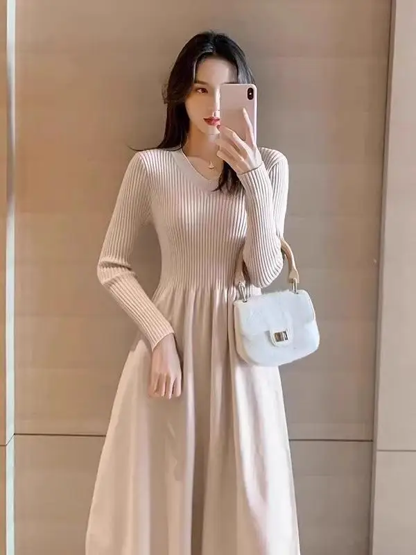 Изящное трикотажное платье с v-образным вырезом во французском стиле. Женский