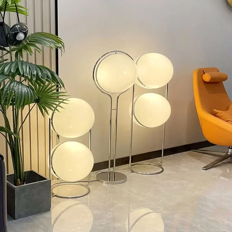 Настольная лампа в скандинавском стиле металлическая хромированная для