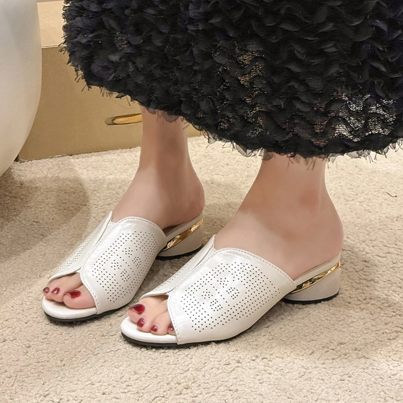 Женские шлепанцы на квадратном каблуке