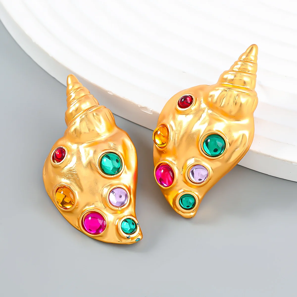 Серьги-гвоздики в дворцовом стиле женские украшенные бриллиантами форме