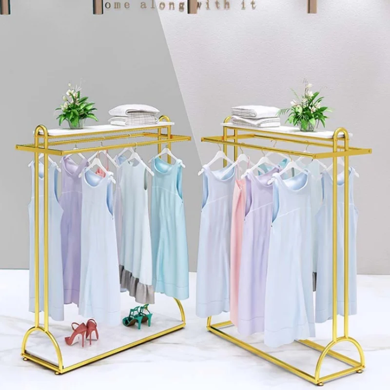 Под заказ деревянная витрина для магазина одежды